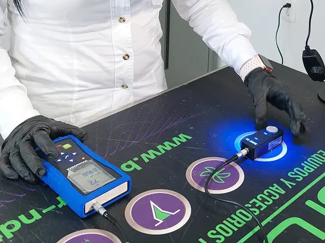 Calibración de medidores de luz UV y luz blanca
